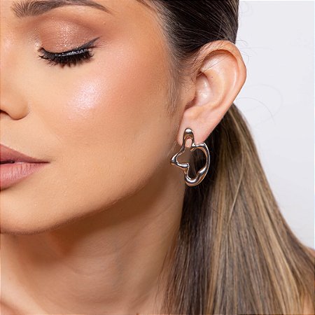 Brinco liso acetinado banho em ródio branco