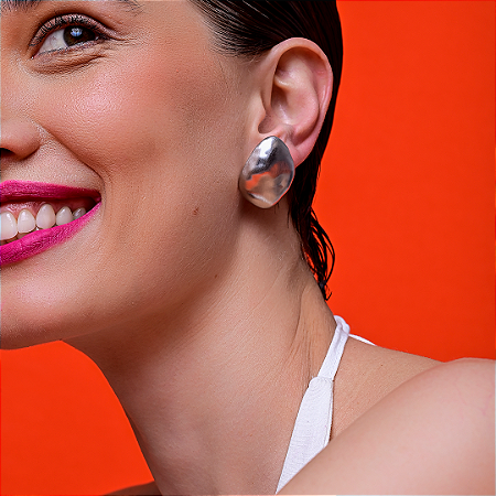 Brinco liso acetinado banho em ródio branco