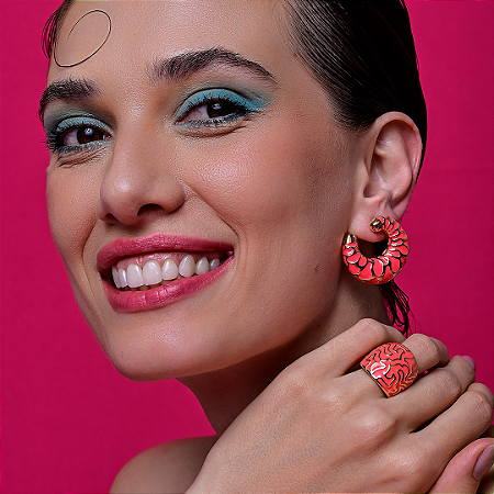 Brinco esmaltado liso banho em ouro 18k