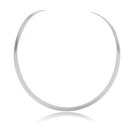 Colar de aro acetinado com banho em rodio branco