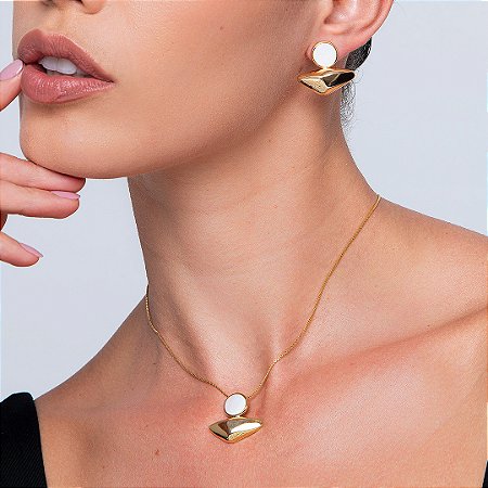 Conjunto de brinco e colar de perola banho em ouro 18k