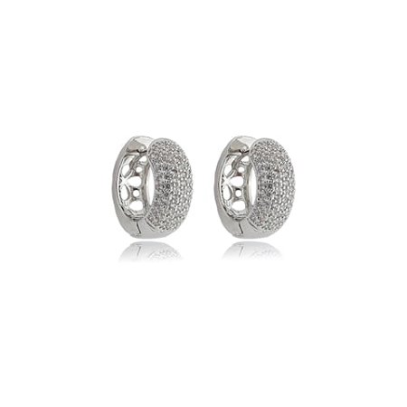 Brinco de argola cravejado de zirconia cristal banho em rodio branco