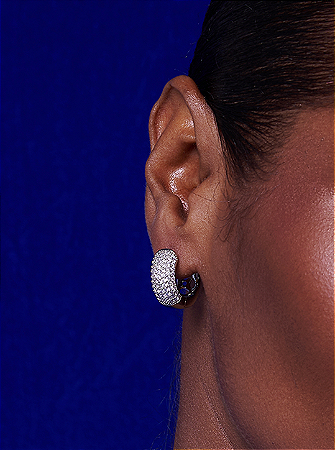 Brinco de argola cravejado de zirconia cristal banho em rodio branco