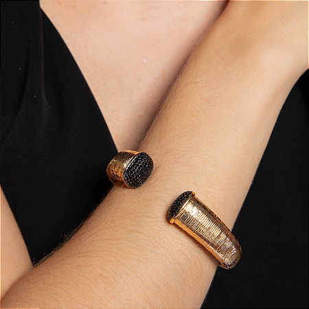 Bracelete liso com detalhe cravejado de zirconia onix banho em ouro 18k