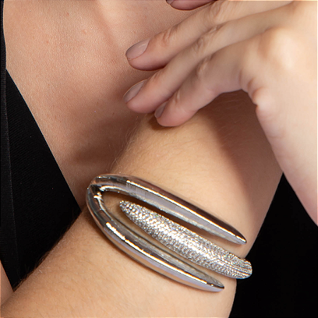 Bracelete liso com detalhe cravejado de zirconia cristal banho em rodio branco