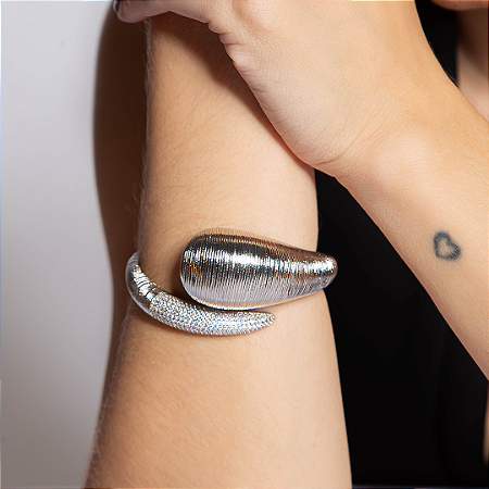 Bracelete liso com detalhe cravejado de zirconia cristal banho em rodio branco
