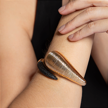 Bracelete liso com detalhe cravejado de zirconia onix banho em ouro 18k