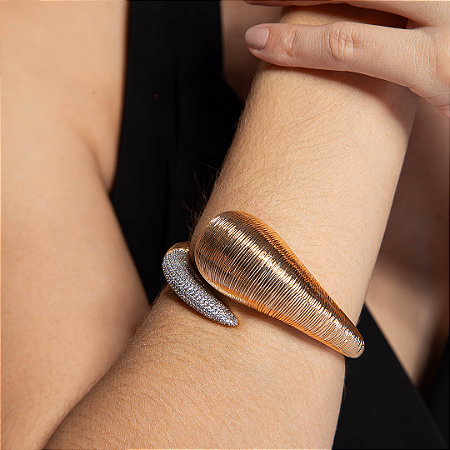 Bracelete liso com detalhe cravejado de zirconia cristal banho em ouro 18k