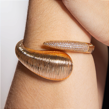 Bracelete liso com detalhe cravejado de zirconia cristal banho em ouro 18k