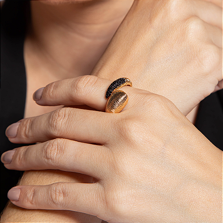 Anel dourado com zirconia onix banho em ouro 18k