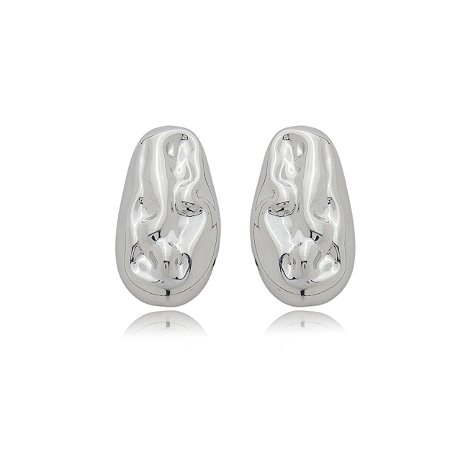 Brinco de base martelado banho em rodio branco