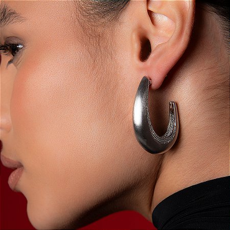 Brinco de argola liso acetinado banho em rodio branco