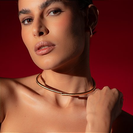 Conjunto de brinco e colar liso acetinado banho em ouro 18k