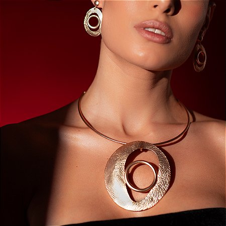 Conjunto de brinco e colar liso acetinado escovado banho em ouro 18k