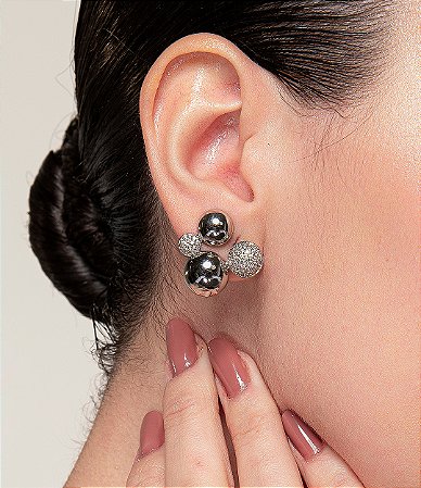 Brinco cravejado de zirconia cristal banho em rodio branco