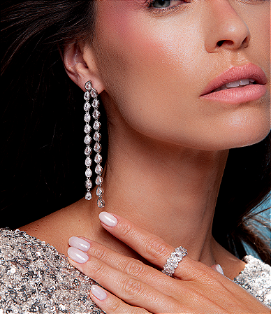 Brinco cravejado de zirconia cristal banho em rodio branco