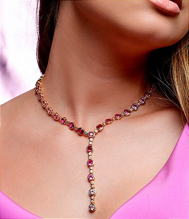Conjunto riviera gravata de brinco e colar cravejado de zirconia pink banho em ouro 18k