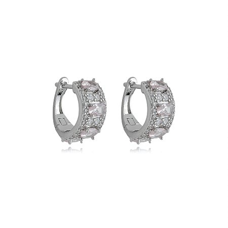 Brinco de argola cravejado de zirconia rosa banho em rodio branco