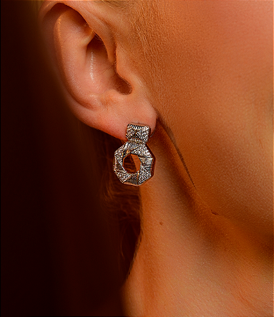 Brinco escovado cravejado de zirconia cristal banho em rodio branco