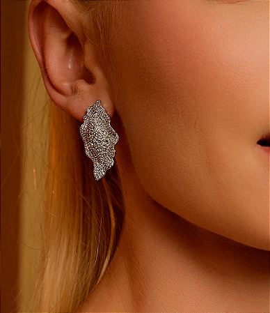 Brinco orgânico martelado cravejado de zirconia cristal banho em rodio branco