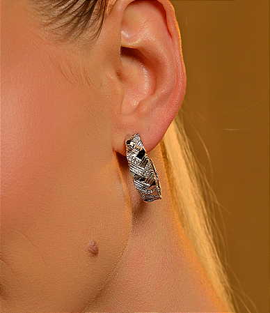 Brinco de argola cravejado de zirconia cristal banho em rodio branco