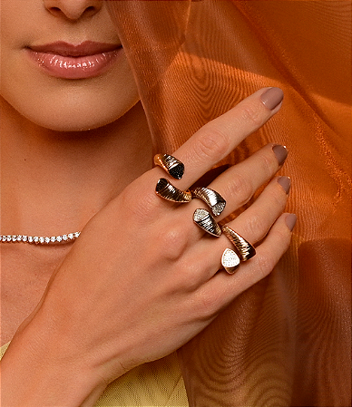 Anel cravejado de zirconia cristal banho em rodio branco