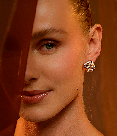 Brinco escovado cravejado de zirconia cristal banho em ouro 18k