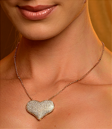 Colar com pingente de coração cravejado de zirconia cristal banho em ouro 18k