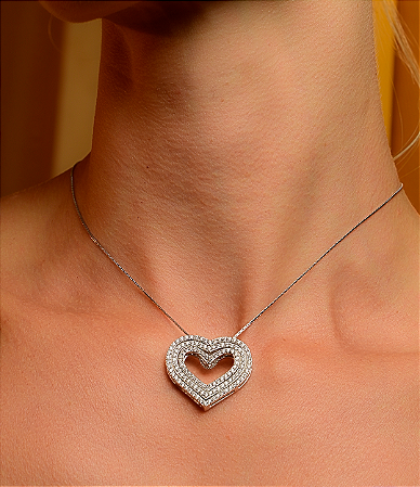 Colar com pingente de coração cravejado de zirconia cristal banho em rodio branco