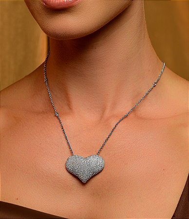 Colar com pingente de coração cravejado de zirconia cristal banho em rodio branco