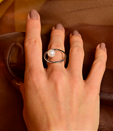 Anel liso com pérola banho em rodio branco