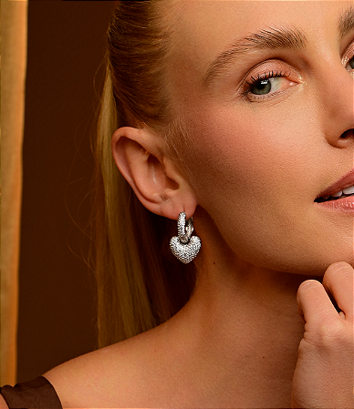 Brinco de argola de coração cravejado de zirconia cristal banho em rodio branco