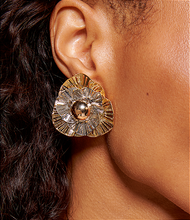 Brinco de flor liso banho duplo