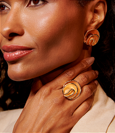 Conjunto de brinco e anel liso acetinado banho em ouro 18k