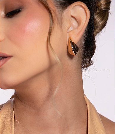 Brinco dourado liso banho em ouro 18K