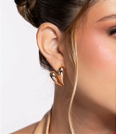 Brinco dourado liso de coração banho em ouro 18K