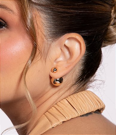 Brinco esfera dupla liso banho em ouro 18k