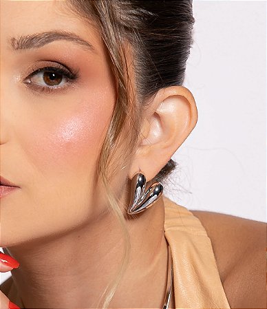 Brinco liso de coração banho em rodio branco