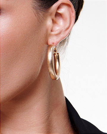Brinco de argola acetinado banho em ouro 18k