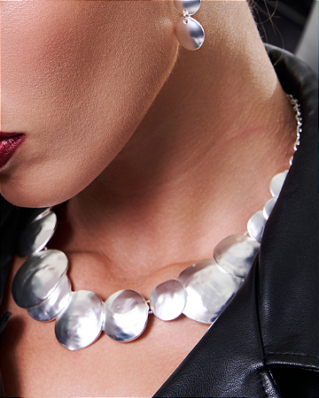 Conjunto de brinco e colar liso acetinado banho em ródio branco