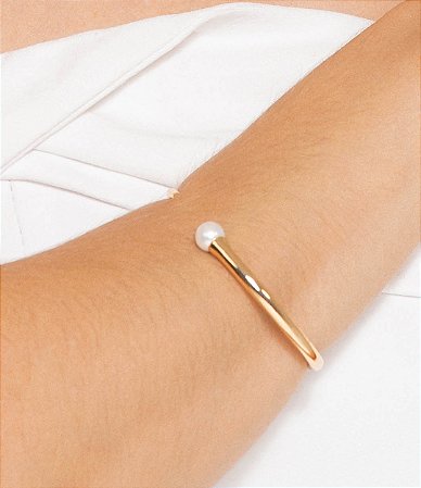 Bracelete liso com detalhe em pérola shell banho em ouro 18k
