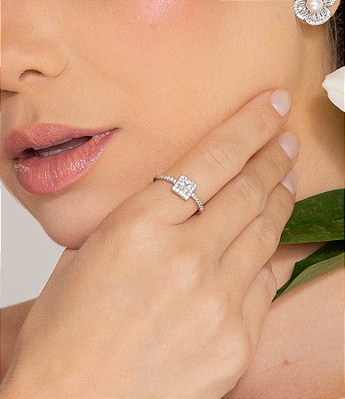 Anel cravejado de zircônia cristal banho em ródio branco