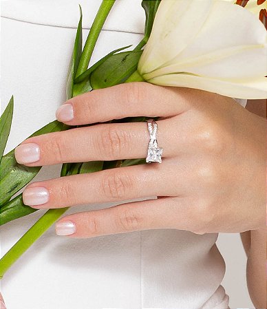 Anel cravejado de zircônia cristal banho em ródio branco