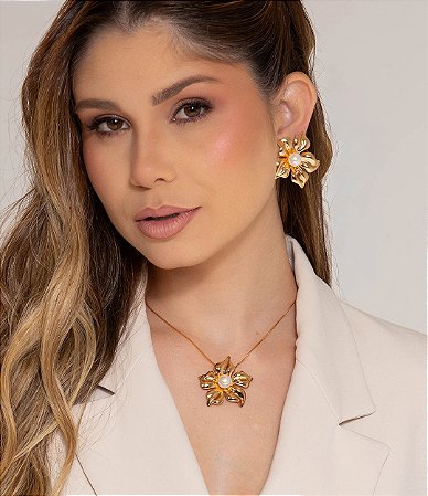 Conjunto de brinco e colar de flor com pérola shell banho em ouro 18k