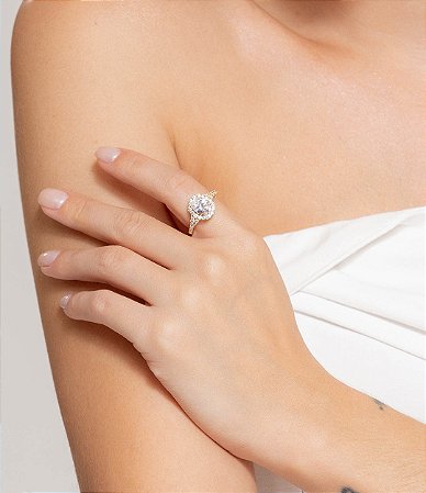 Anel cravejado de zircônia cristal banho em ouro 18k