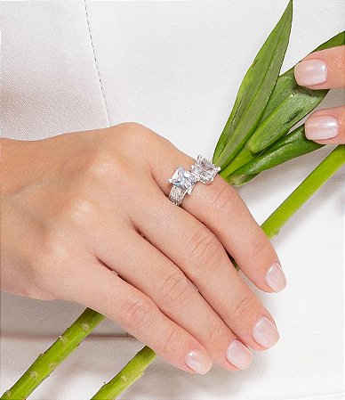 Anel cravejado de zircônia cristal banho em Ródio branco