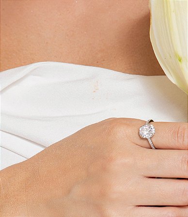 Anel cravejado de zircônia cristal banho em Ródio branco