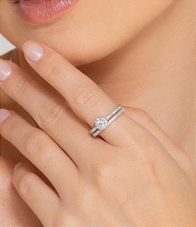 Dupla de anéis cravejados de zircônia cristal banho em Ródio branco