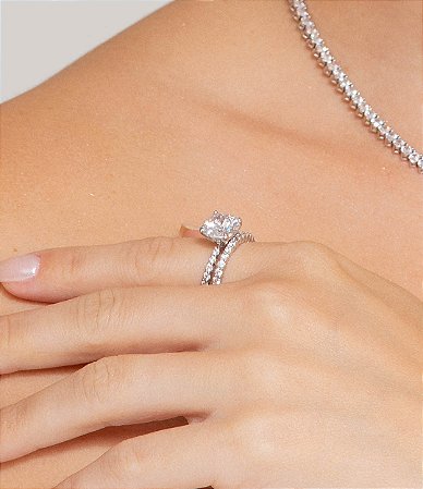 Dupla de anéis cravejados de zircônia cristal banho em ródio branco