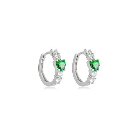 Brinco argola de coração cravejado de zircônia esmeralda e cristal banho em ródio branco
